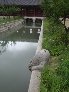 Gyeongbokgung, joki ja pyllistelijä